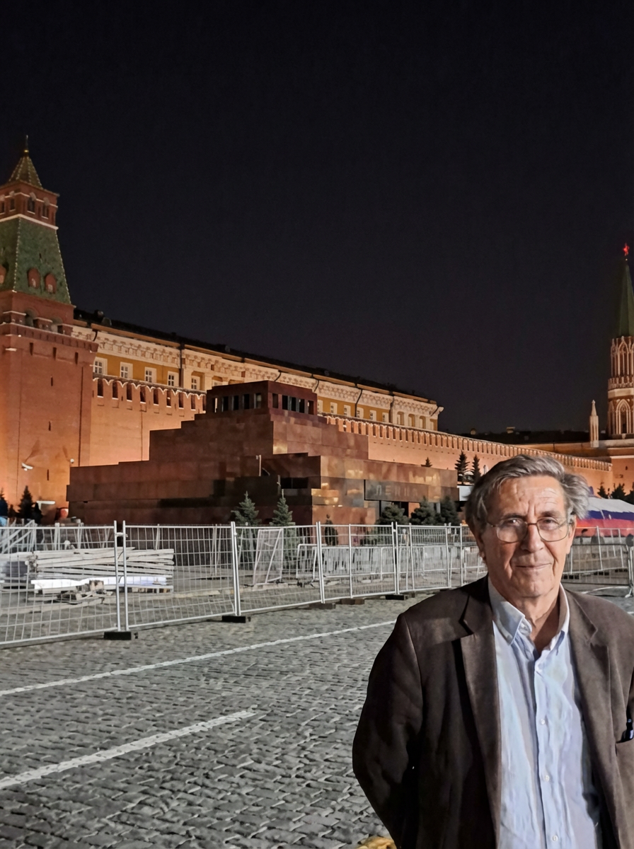 L’auteur devant les murs du Kremlin, symboles de la résilience russe.