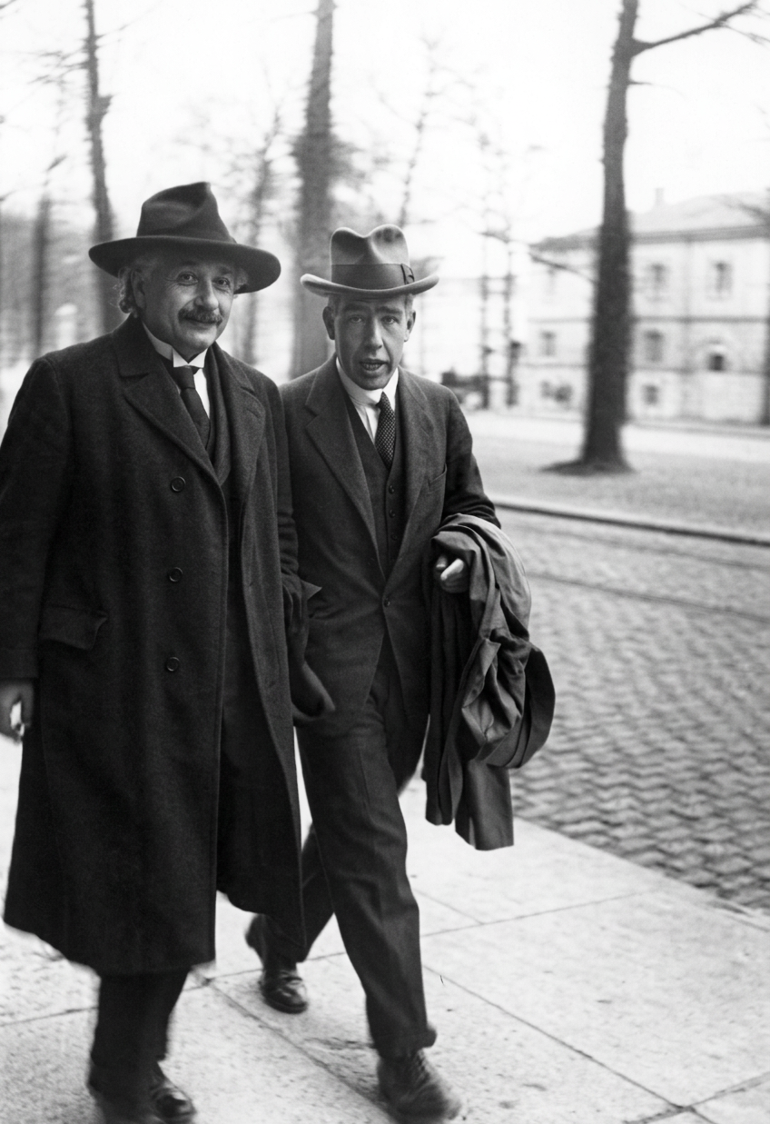 Albert Einstein et Niels Bohr en 1930. (Wikimedia commons)