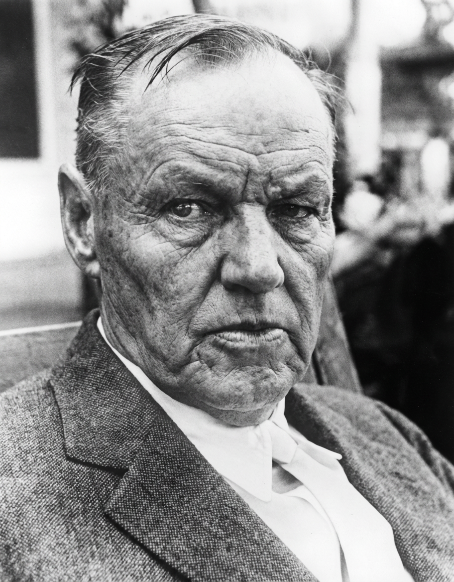 En plein air le 20 juillet 1925, Bryan assis face à Clarence Darrow debout à droite. (Crédit Watson Davis, domaine public)