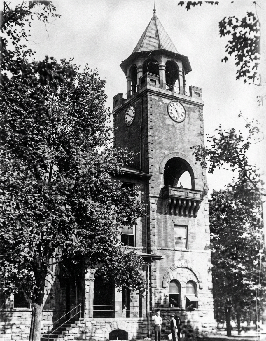 D. F. Malone, J. T. Scopes, un policier et un huissier.