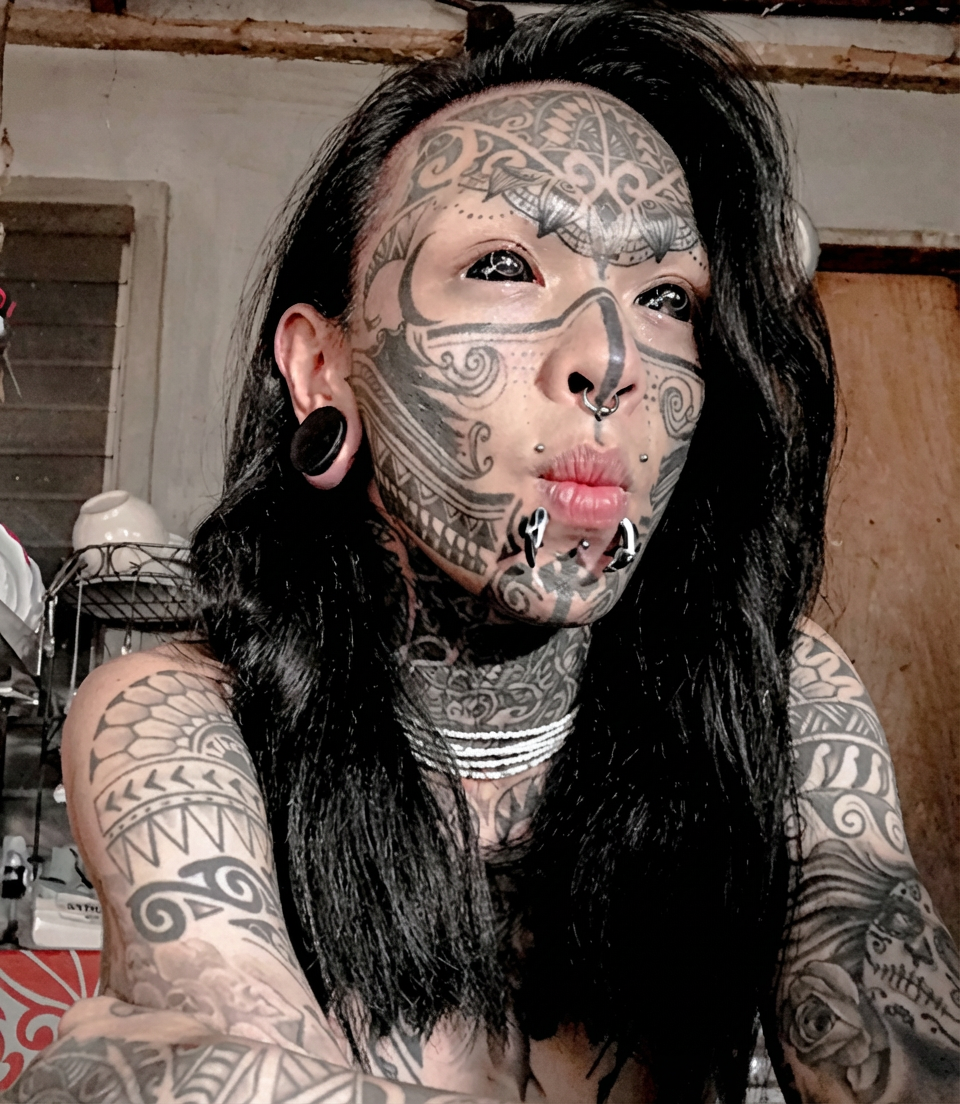 Satan est derrière chaque tatouage, qu'il s'agisse d'une rose ou d'un dragon ; ci-dessus Dee Dee a tatoué même ses globes oculaires.