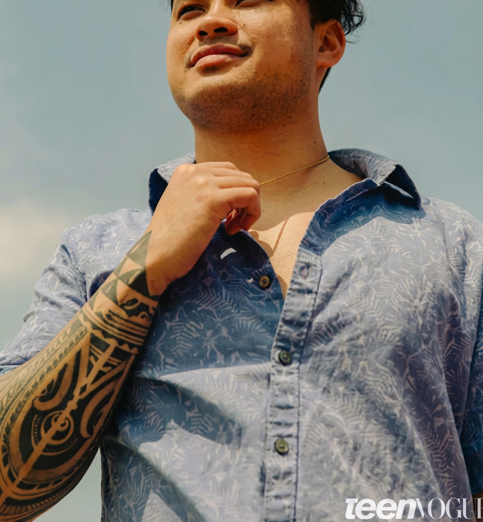 Jeune homme exalté dans Vogue pour son tatouage polynésien tonga.