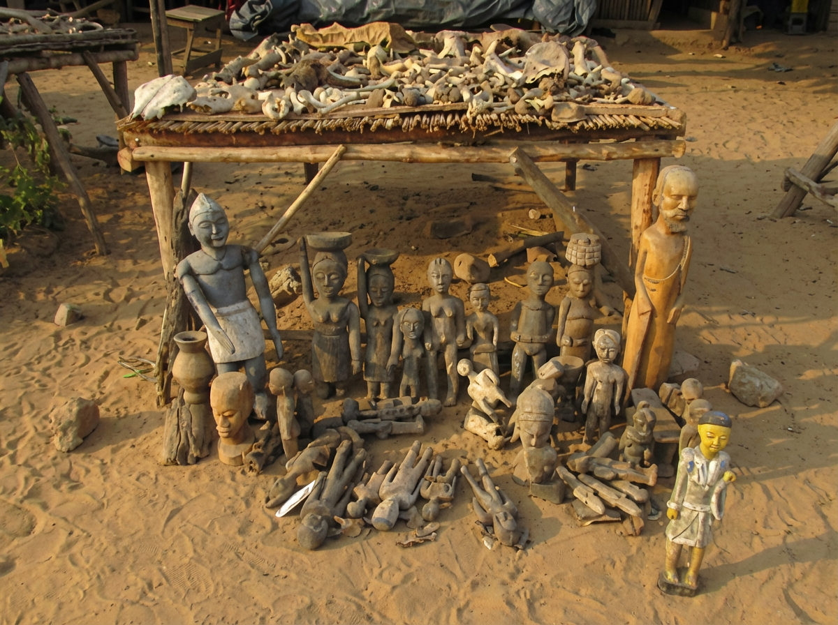 Fig. 3. Stands du marché aux fétiches de Vogan (Togo tourisme)