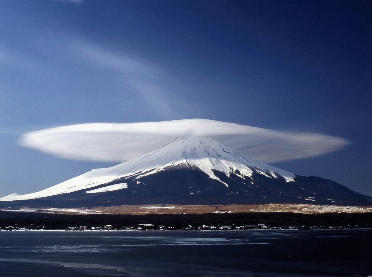 Une nuée coiffant le mont Fuji. La nuée reste stable malgré un vent violent.