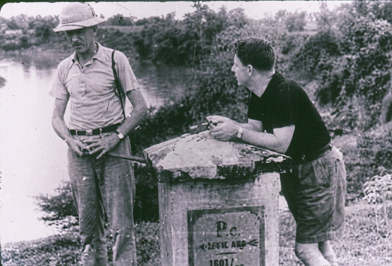 Teilhard de Chardin et le professeur von Kœnigswald sur le site de Trinil