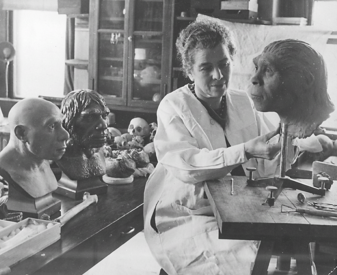 Lucile Swan, sculpteur de "Nelly", dans son atelier