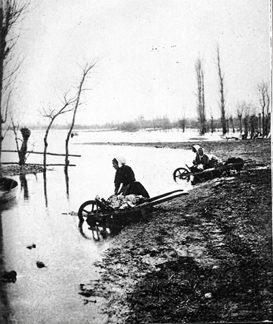 Femmes lavant le linge dans le marais