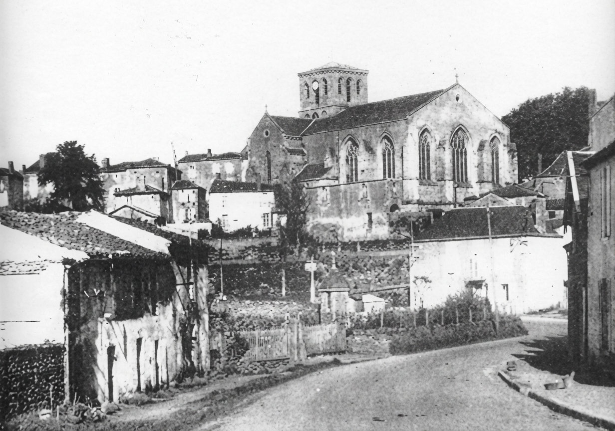 Photo de Pouzauges avec l'église Saint Jacques